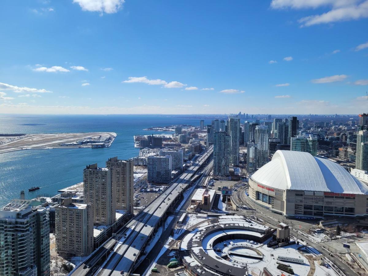 Two Bd Cn Tower And Lake Ontario View Toronto Exterior foto