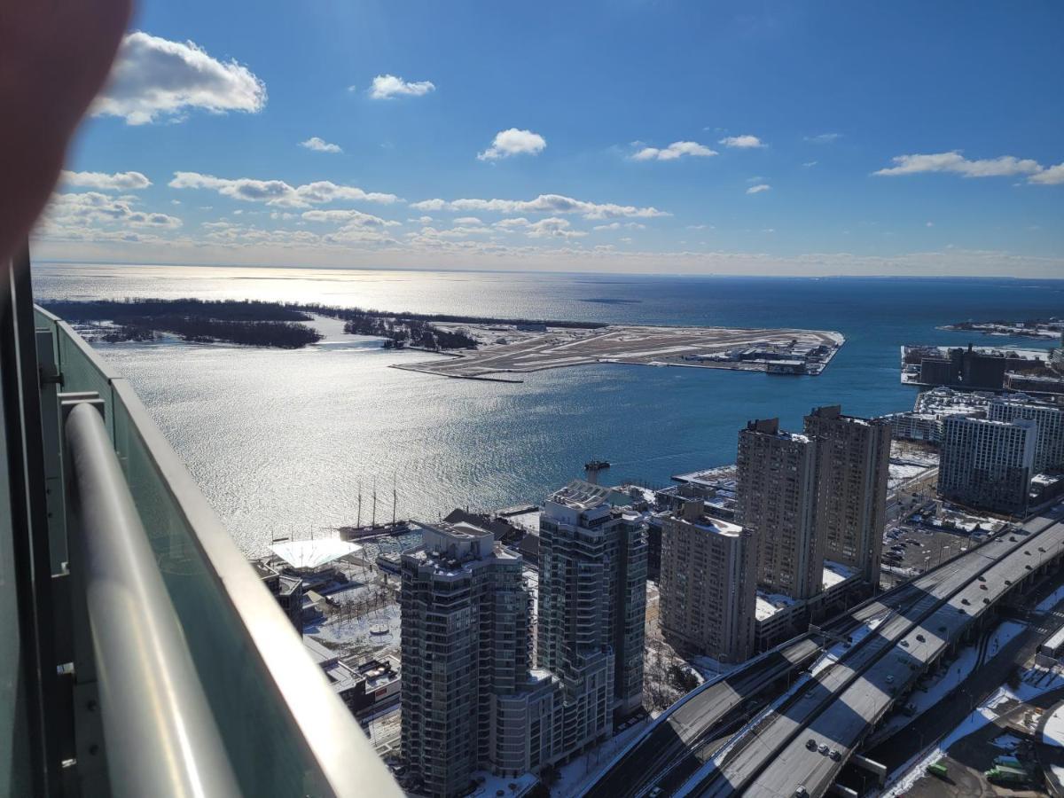 Two Bd Cn Tower And Lake Ontario View Toronto Exterior foto